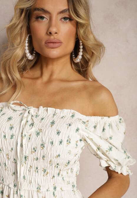 Biało-Zielona Kwiecista Sukienka Hiszpanka z Marszczonym Dekoltem i Falbanką Claperia