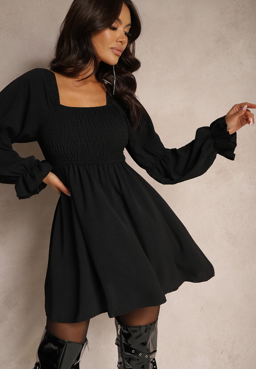 Czarna Sukienka z Elastyczną Górą o Rozkloszowanym Kroju z Falbankami Savione