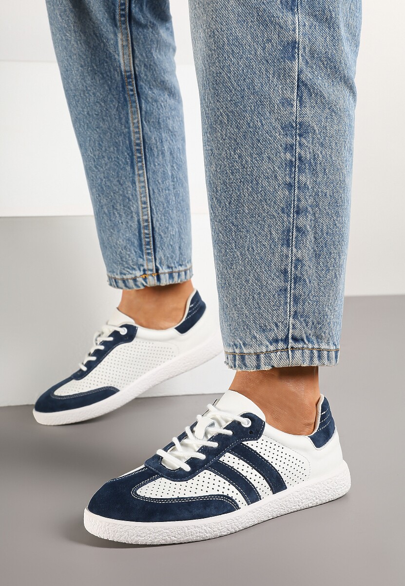 Granatowo-Białe Sznurowane Skórzane Sneakersy na Płaskiej Podeszwie z Paskami i Perforacją Enelis