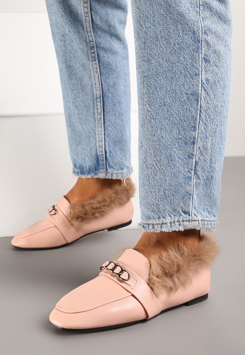 Różowe Mokasyny na Płaskiej Podeszwie z Futerkiem i Metaliczną Ozdobą Emalorae
