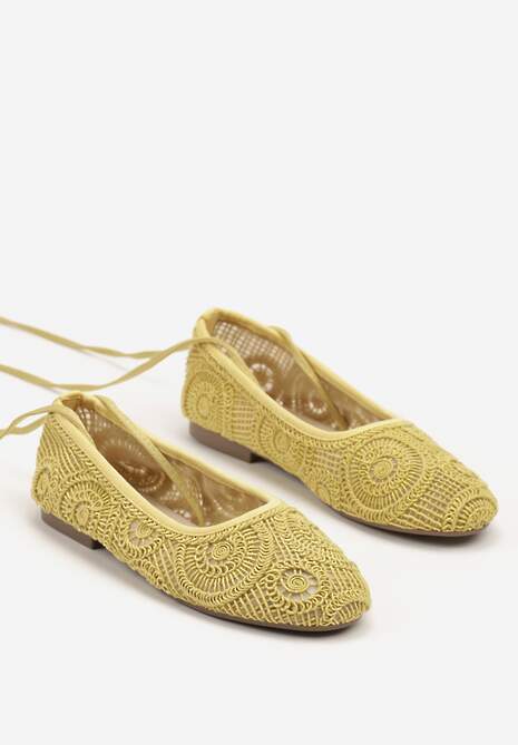 Żółte Balerinki Ozdobione Wiązaniem i Haftem Talanna