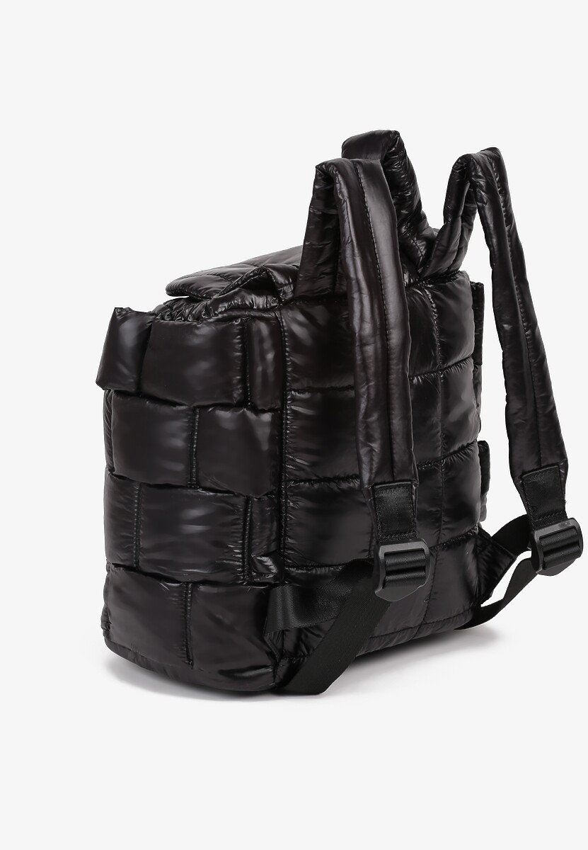 Czarny Plecak z Klapą i Ściągaczem Zdobiony Pikowaniem 3D Revitta