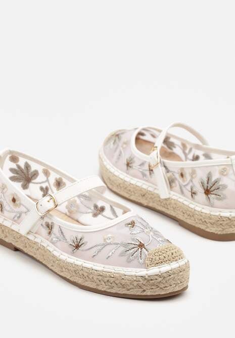 Białe Espadryle z Siateczki na Plecionej Podeszwie Zdobione Haftem Evelritia