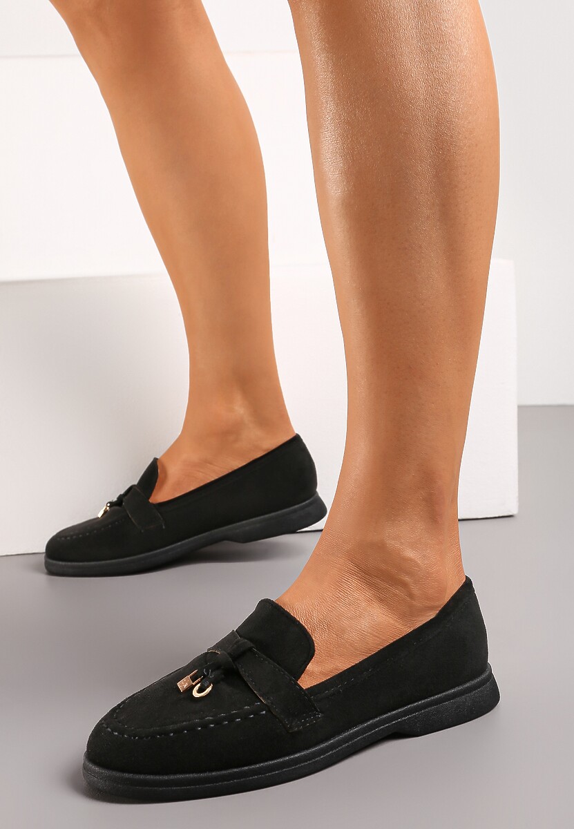Czarne Mokasyny z Metalową Zawieszką na Przodzie Oliketia