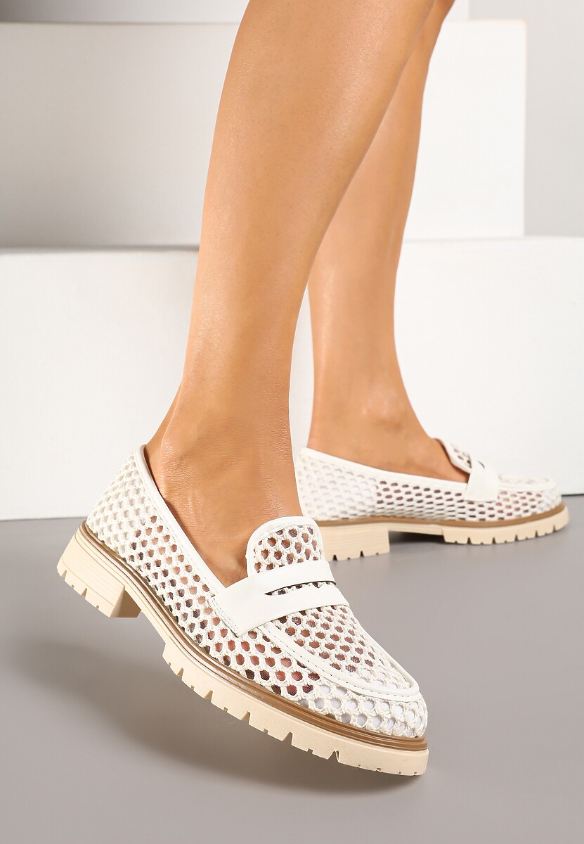 Białe Ażurowe Mokasyny z Ozdobnym Paskiem Uliarwena