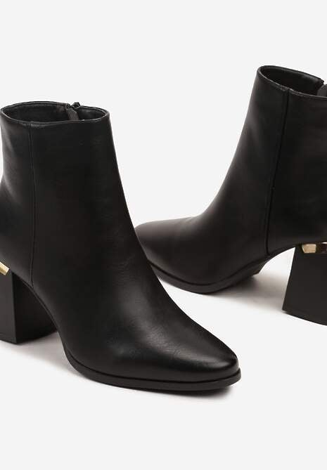 Czarne Botki na Słupku Ozdobione Metaliczną Aplikacją Ittevia