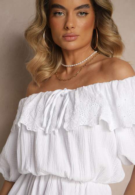 Biała Sukienka z Bawełny Ozdobiona Ażurową Falbaną Ranisse