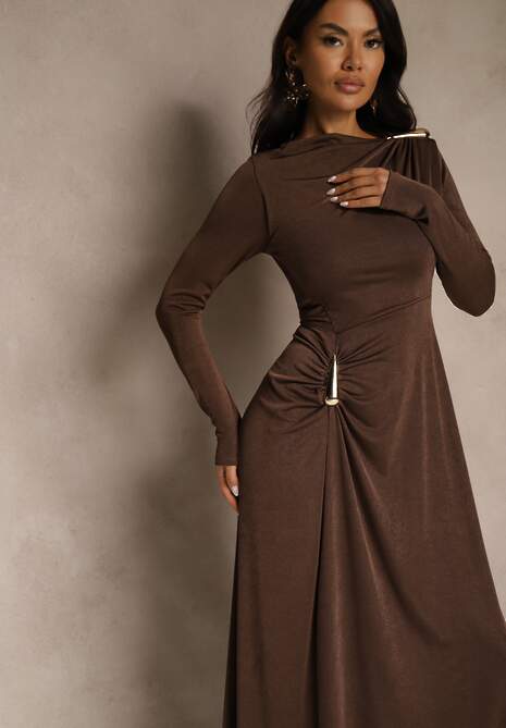 Brązowa Sukienka Koktajlowa z Marszczeniem i Metaliczną Ozdobą Retanda