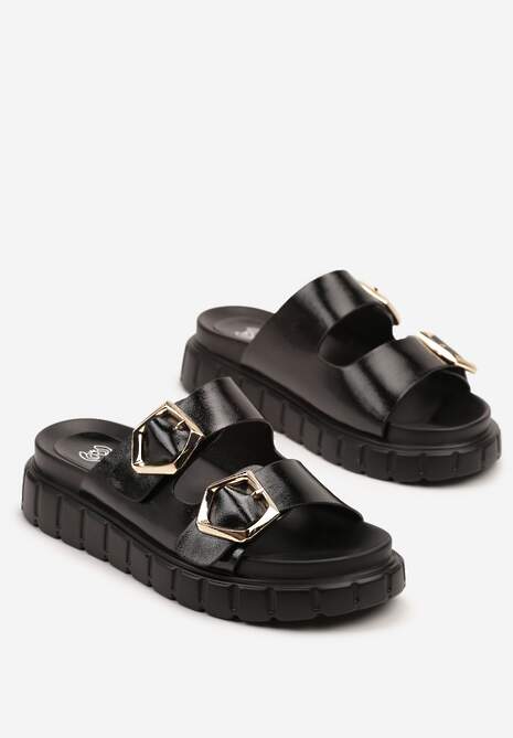 Czarne Klapki na Tłoczonej Podeszwie z Ozdobnymi Klamrami Nilariela