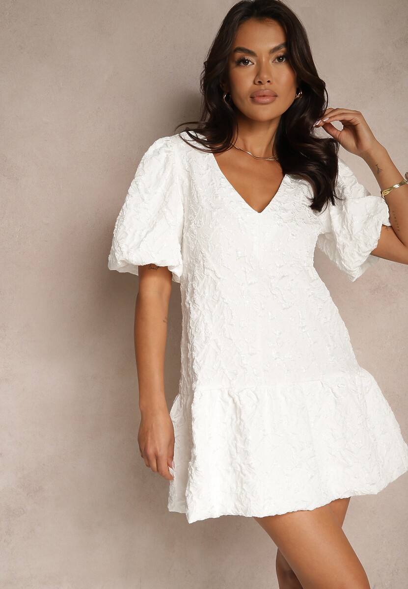 Biała Trapezowa Sukienka z Rękawkami w Gumkę i z Falbanką na Dole Ninatiela