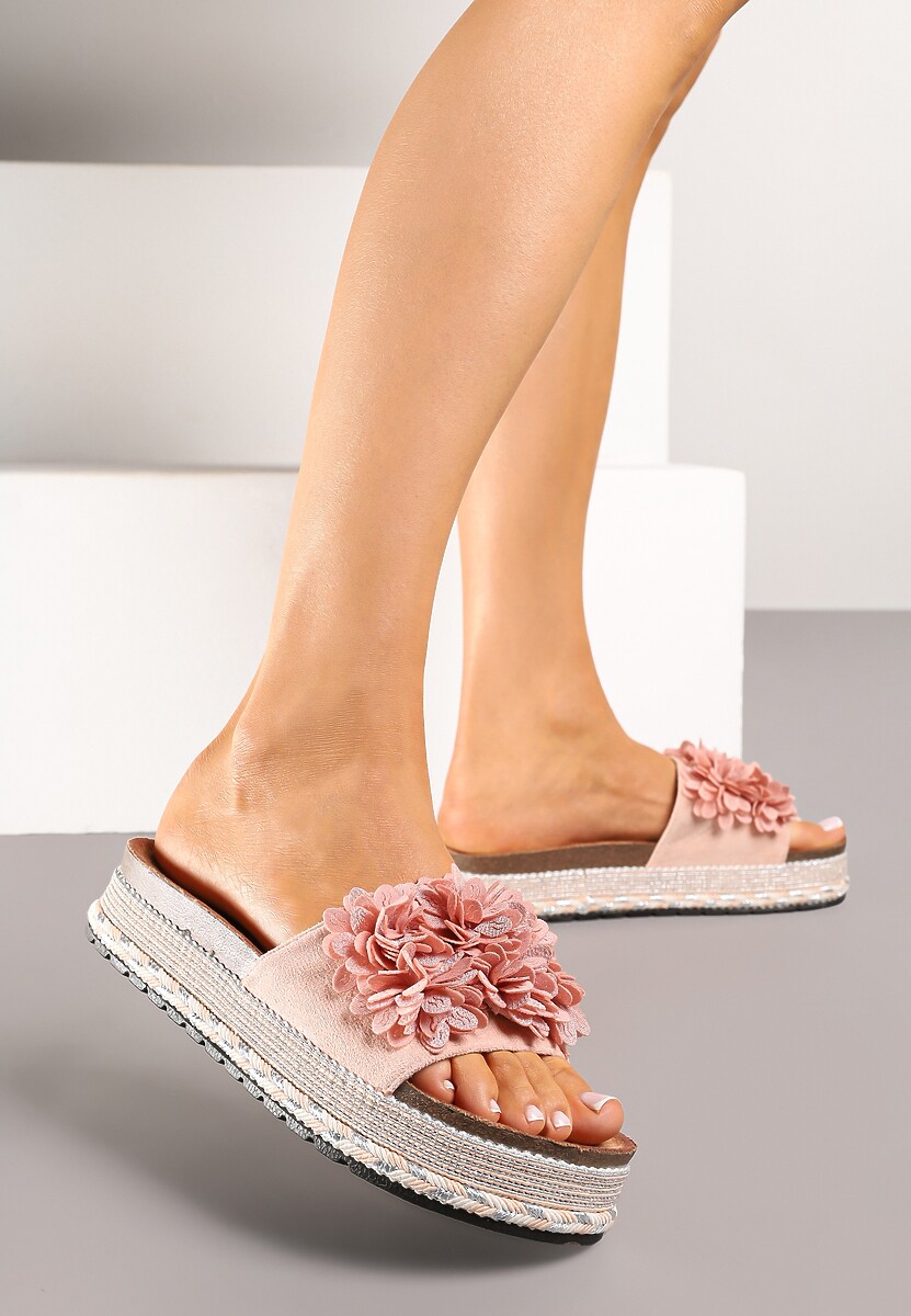 Czarne Klapki na Podeszwie z Plecionki Zdobione Kwiatową Aplikacją Zaritea