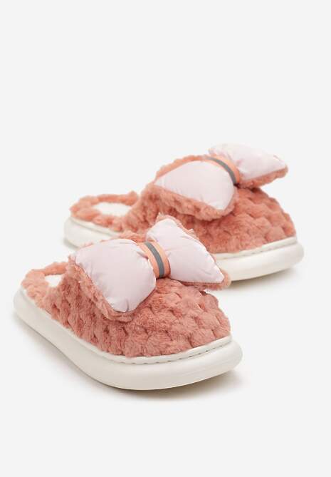 Czerwone Ciepłe Kapcie Futrzane Ozdobione Tłoczeniem i Kokardką Davelle