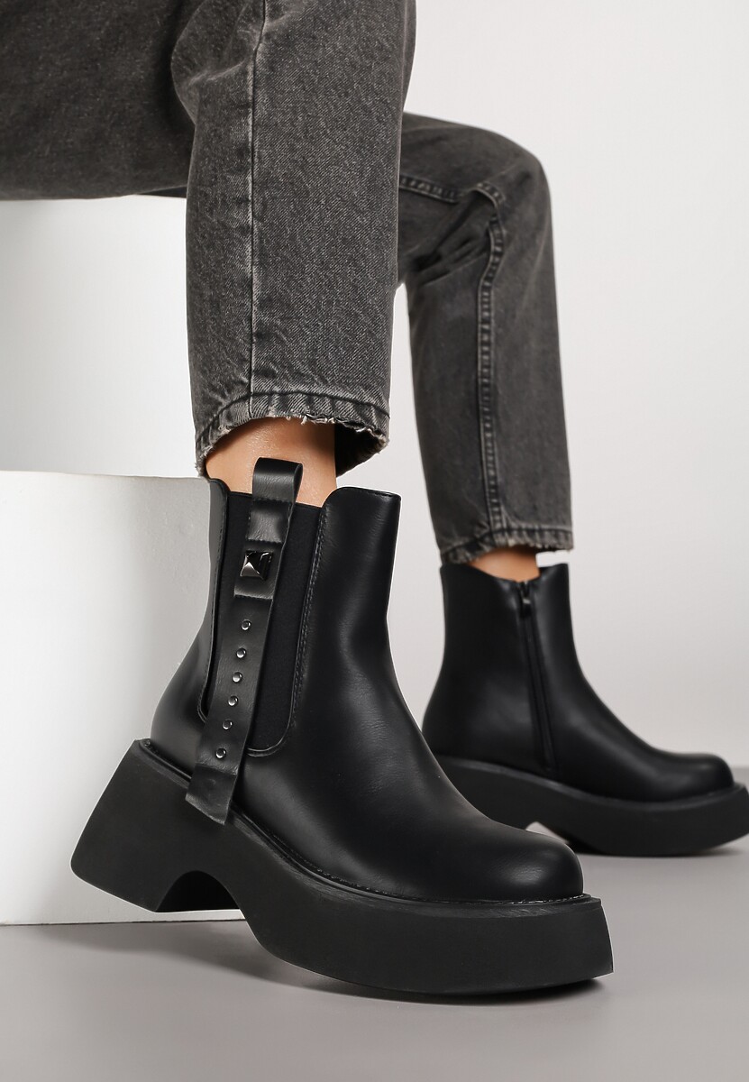 Czarne Botki Typu Sztyblety na Grubej Podeszwie Zdobione Nitami przy Cholewce Tularina
