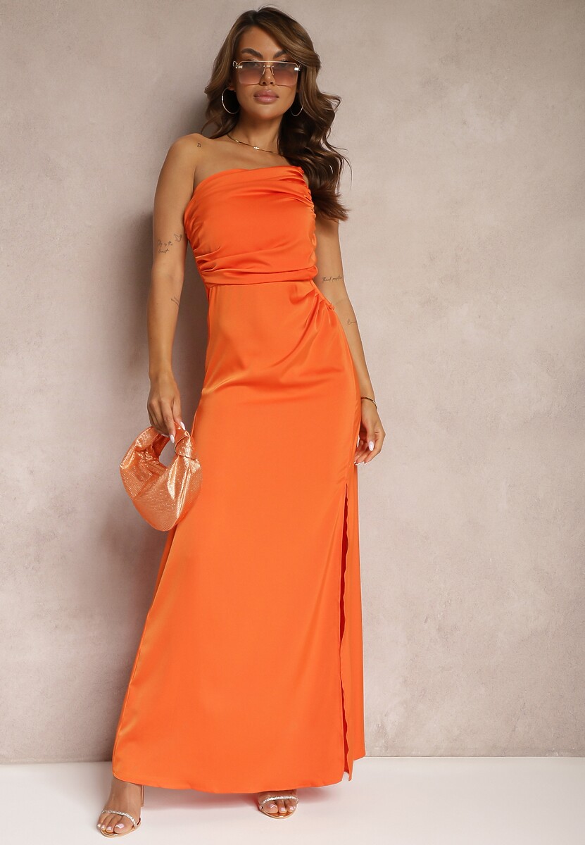 Pomarańczowa Asymetryczna Sukienka Satynowa z Wycięciem w Talii Rozcięciem na Dole i Marszczeniem Aledista