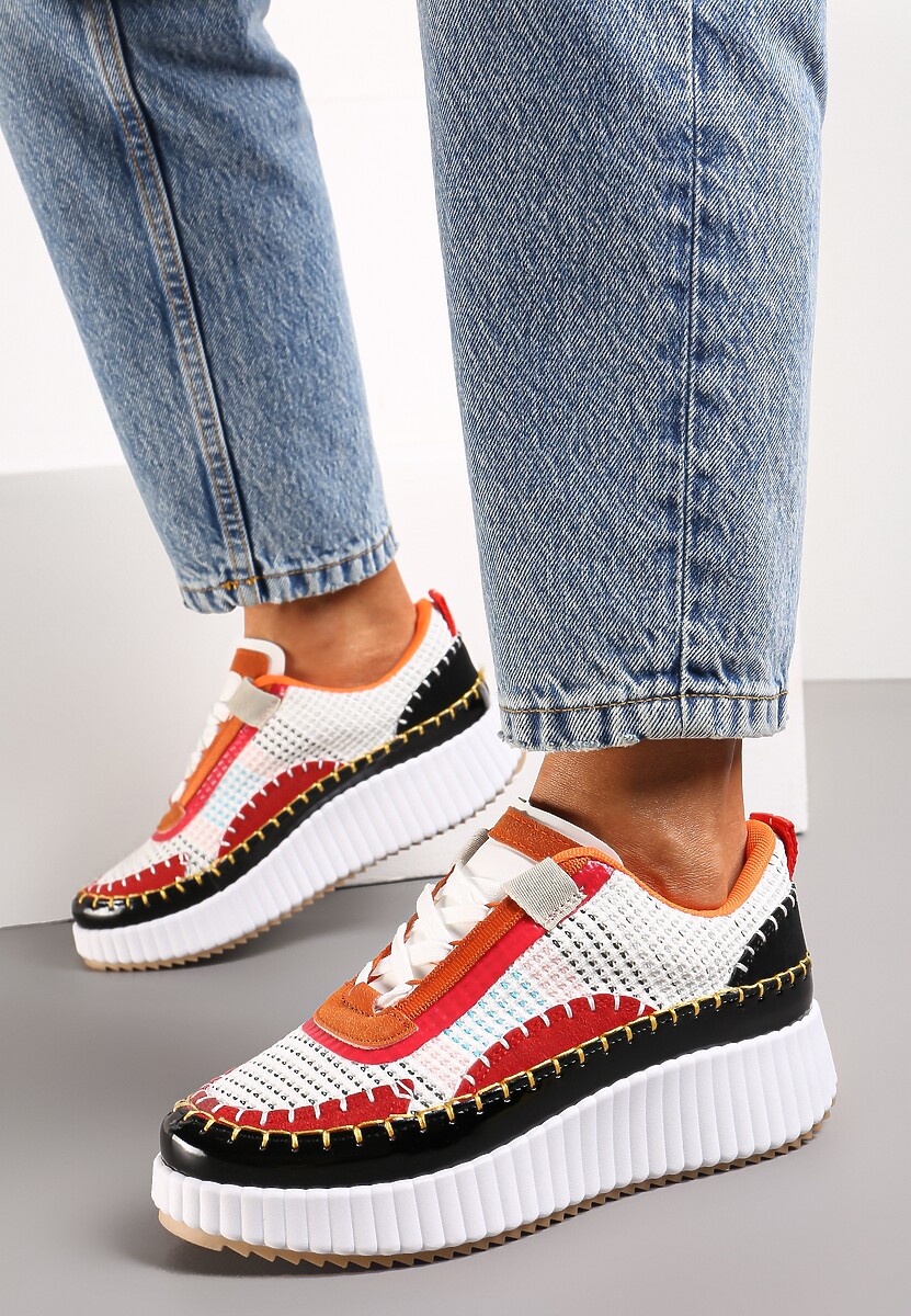 Biało-Pomarańczowe Sneakersy na Platformie Ozdobione Nitami i Patchworkowymi Wstawkami Jeneria