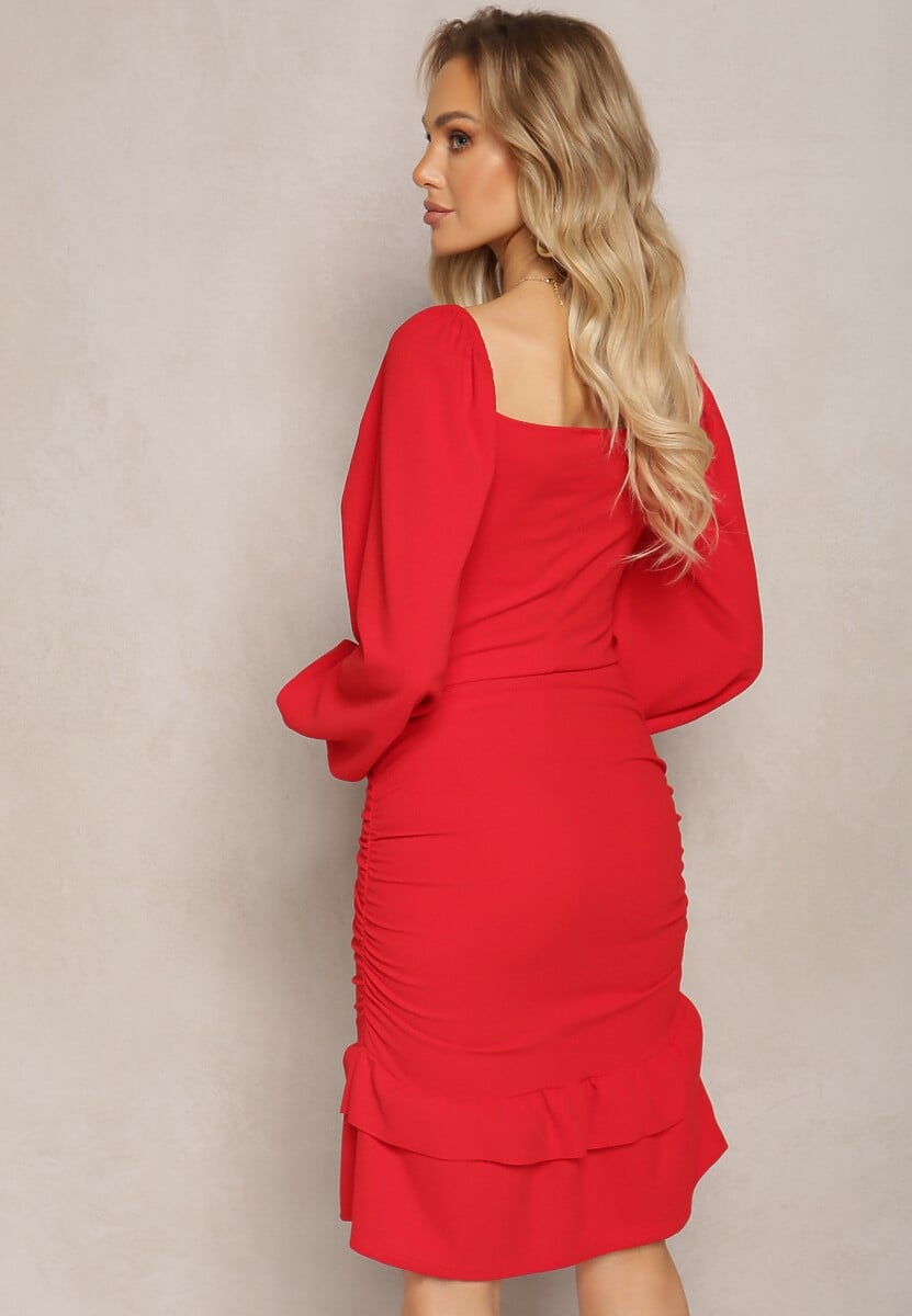 Czerwona Dopasowana Sukienka z Kwadratowym Dekoltem i Falbanką Arozza