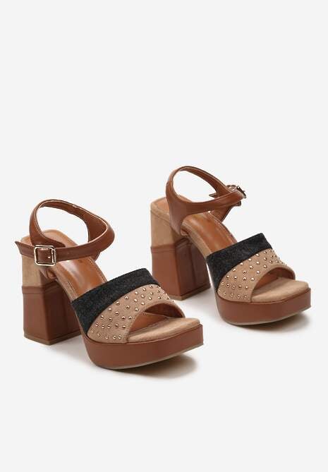 Ciemnobeżowe Sandały Zapinane wokół Kostki na Wysokim Słupku i Platformie z Nitami Trasiaga