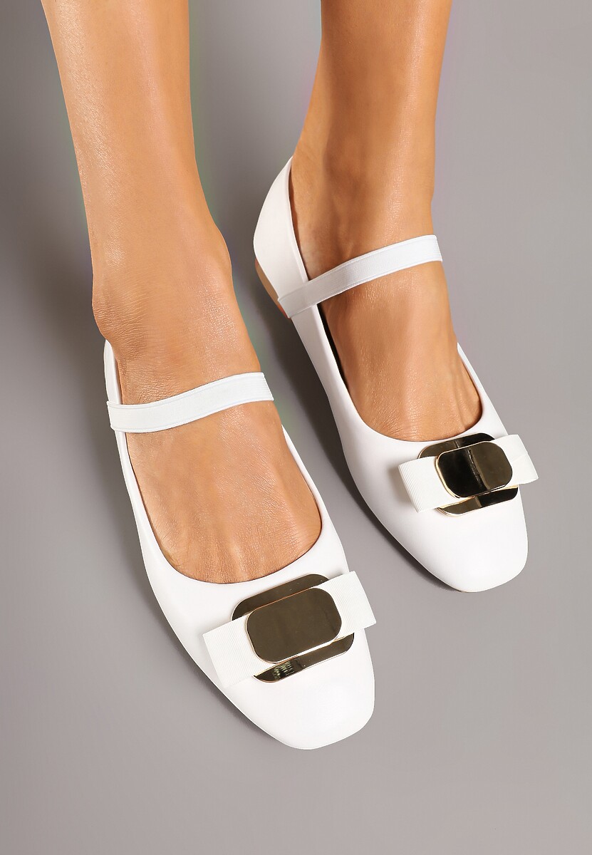 Białe Balerinki Zdobione Biżuteryjną Aplikacją i Elastycznym Paskiem Inirea