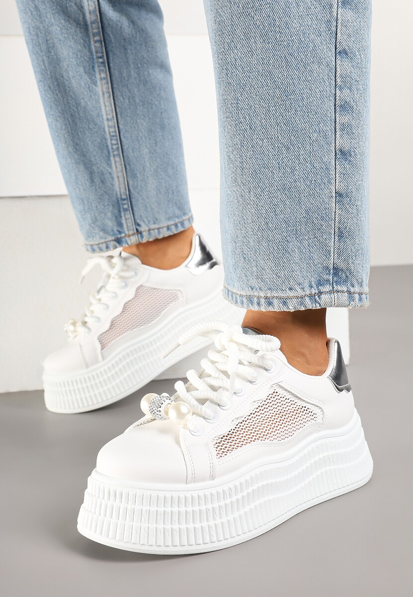 Biało-Srebrne Sneakersy na Grubej Podeszwie z Siateczką na Boku i Aplikacją z Perłami Aberla