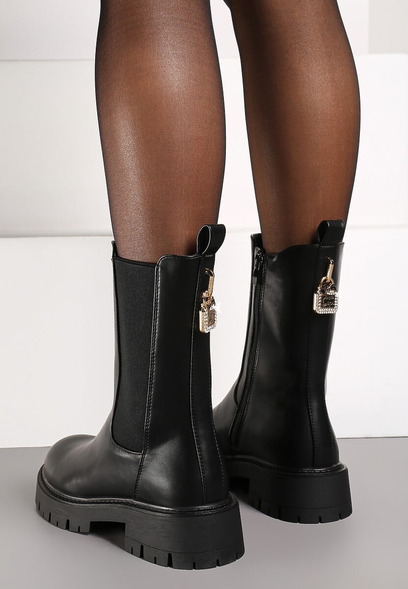 Czarne Botki Sztyblety na Płaskiej Podeszwie Ozdobione Cyrkoniami i Kłódką Hedilena
