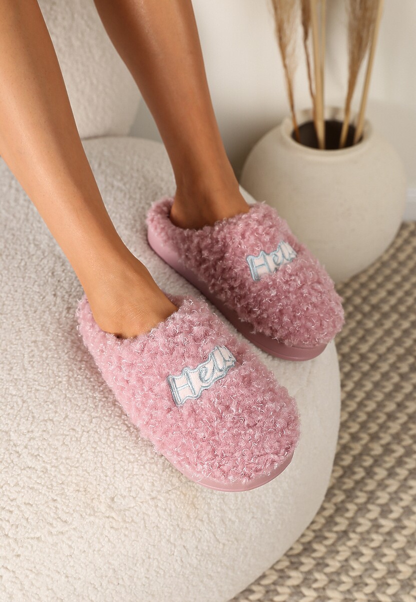 Różowe Futrzane Kapcie z Ozdobną Naszywką z Napisem Neussam