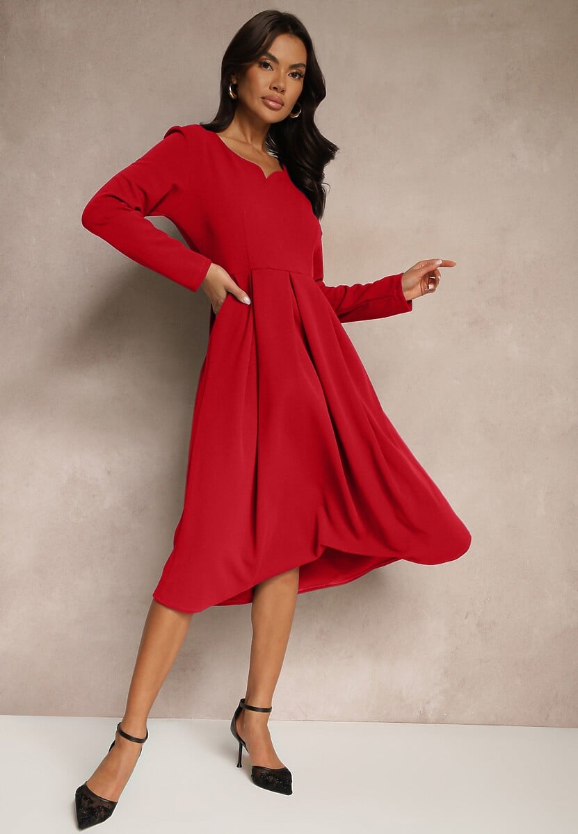 Czerwona Sukienka o Rozkloszowanym Kroju z Trójkątnym Dekoltem Temivara