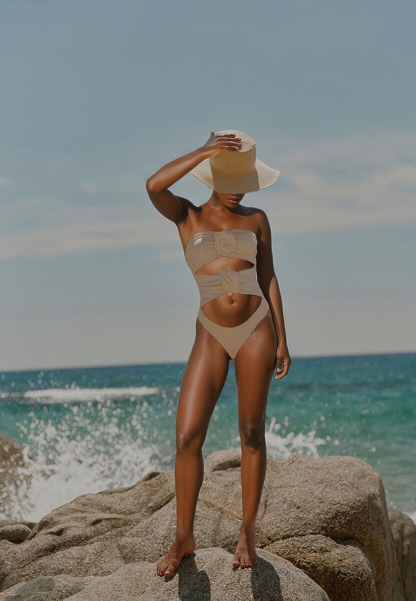 Jasnobeżowy Strój Kąpielowy Jednoczęściowy z Usztywnionymi Miseczkami Kwiatami 3D i Wycięciami Irisfay