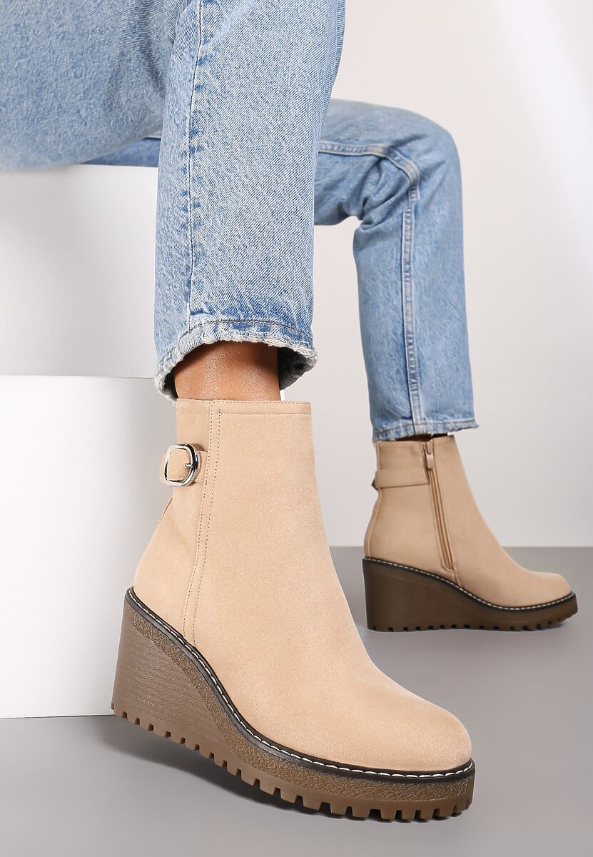 Jasnobeżowe Botki na Koturnie Wykończone Przeszyciami i Ozdobną Klamrą Rilatha