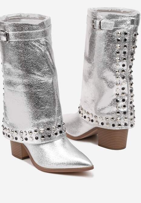 Srebrne Kozaki Kowbojki na Słupku Ozdobione Klamrą Ćwiekami i Wywiniętą Cholewką Izavira