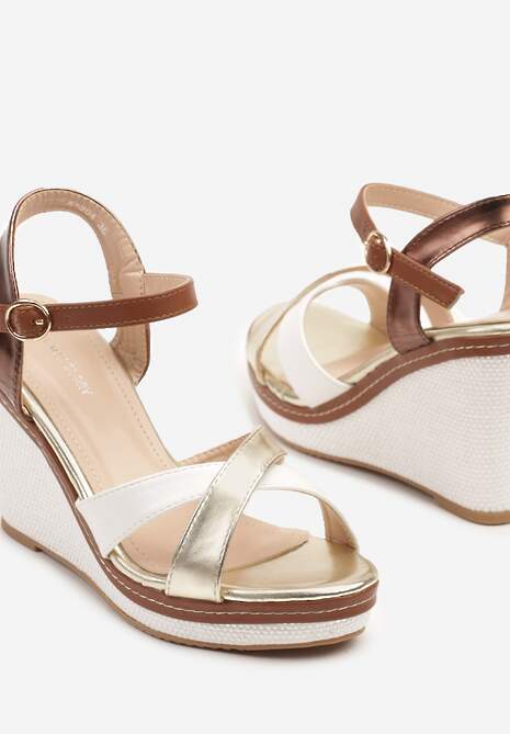 Złote Sandały na Ozdobnym Koturnie ze Sprzączką i Przeplatanymi Paskami Daisa