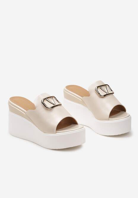 Beżowe Klapki Ozdobione Metaliczną Klamrą na Przodzie na Wysokim Koturnie i Platformie Ivia