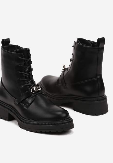 Czarne Botki Workery na Płaskiej Podeszwie z Metalową Ozdobą Teralisa