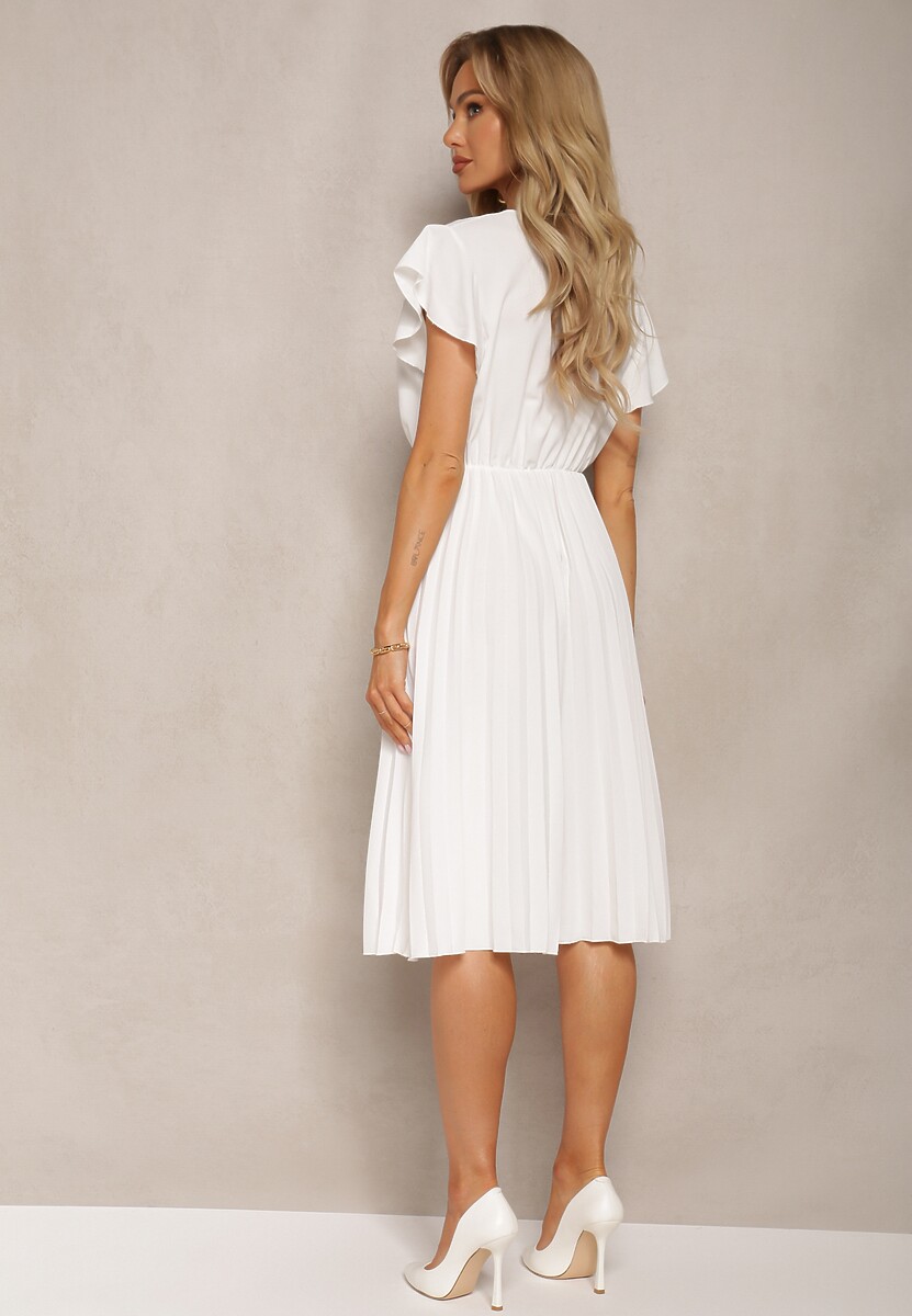 Biała Midi Sukienka o Rozkloszowanym Fasonie z Kopertowym Dekoltem i Plisami Axanntia