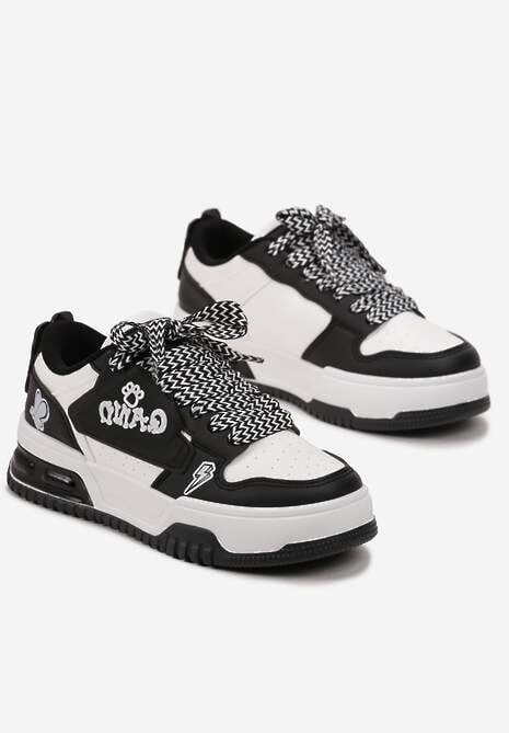 Czarne Sznurowane Sneakersy na Niskiej Platformie Ozdobione Naszywkami Pixila