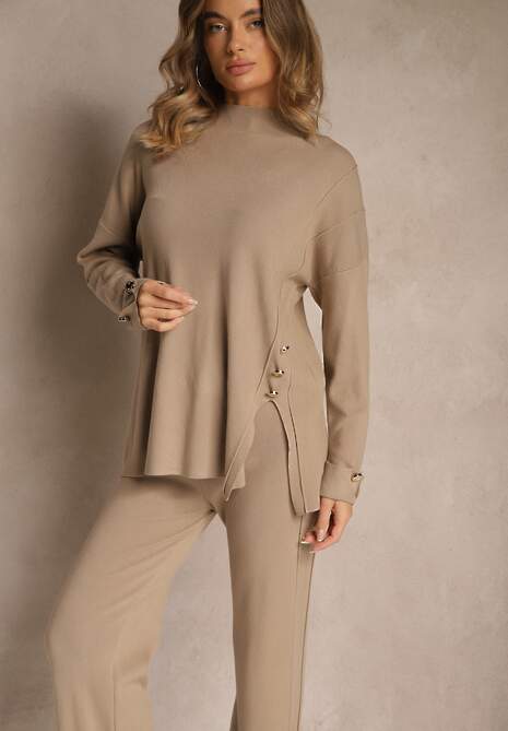 Beżowy Komplet z Dzianiny z Wiskozą Spodnie i Sweter z Ozdobnymi Guzikami Unarea