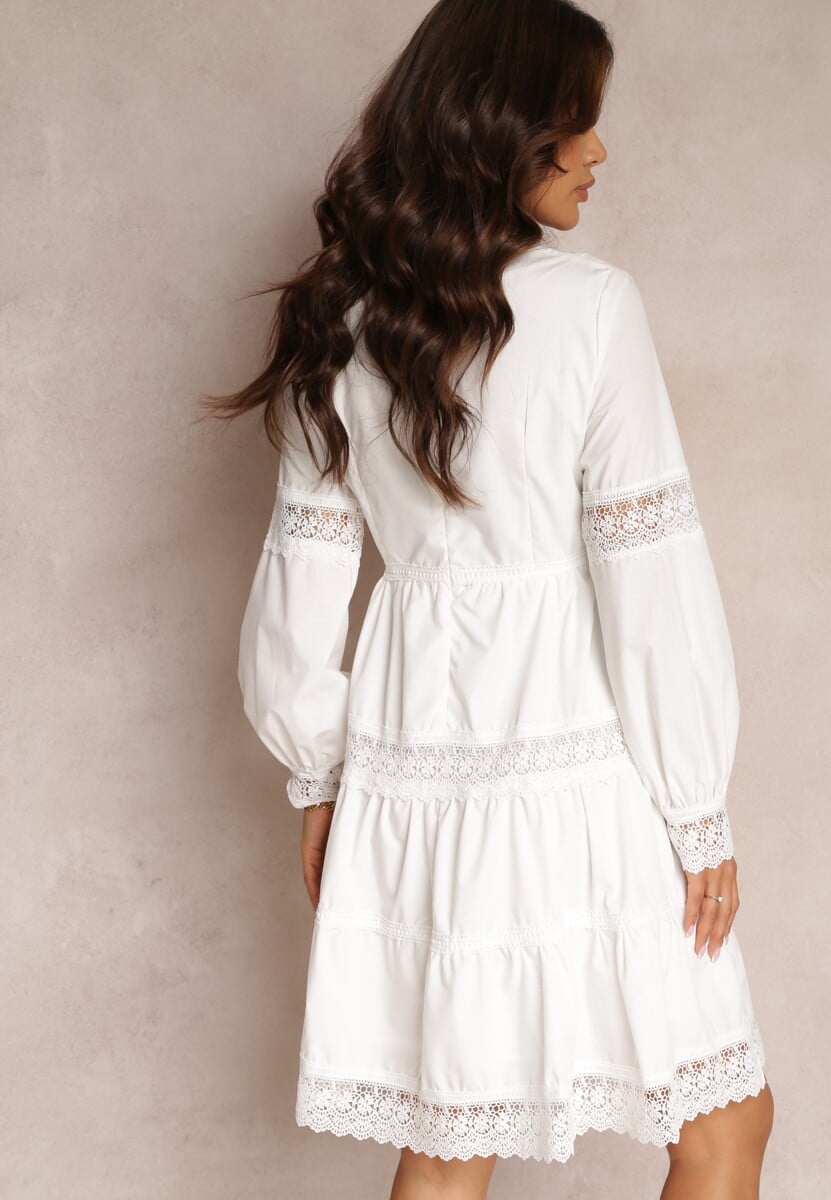 Biała Rozkloszowana Sukienka Mini z Ozdobnym Dekoltem z Koronką Eudovana