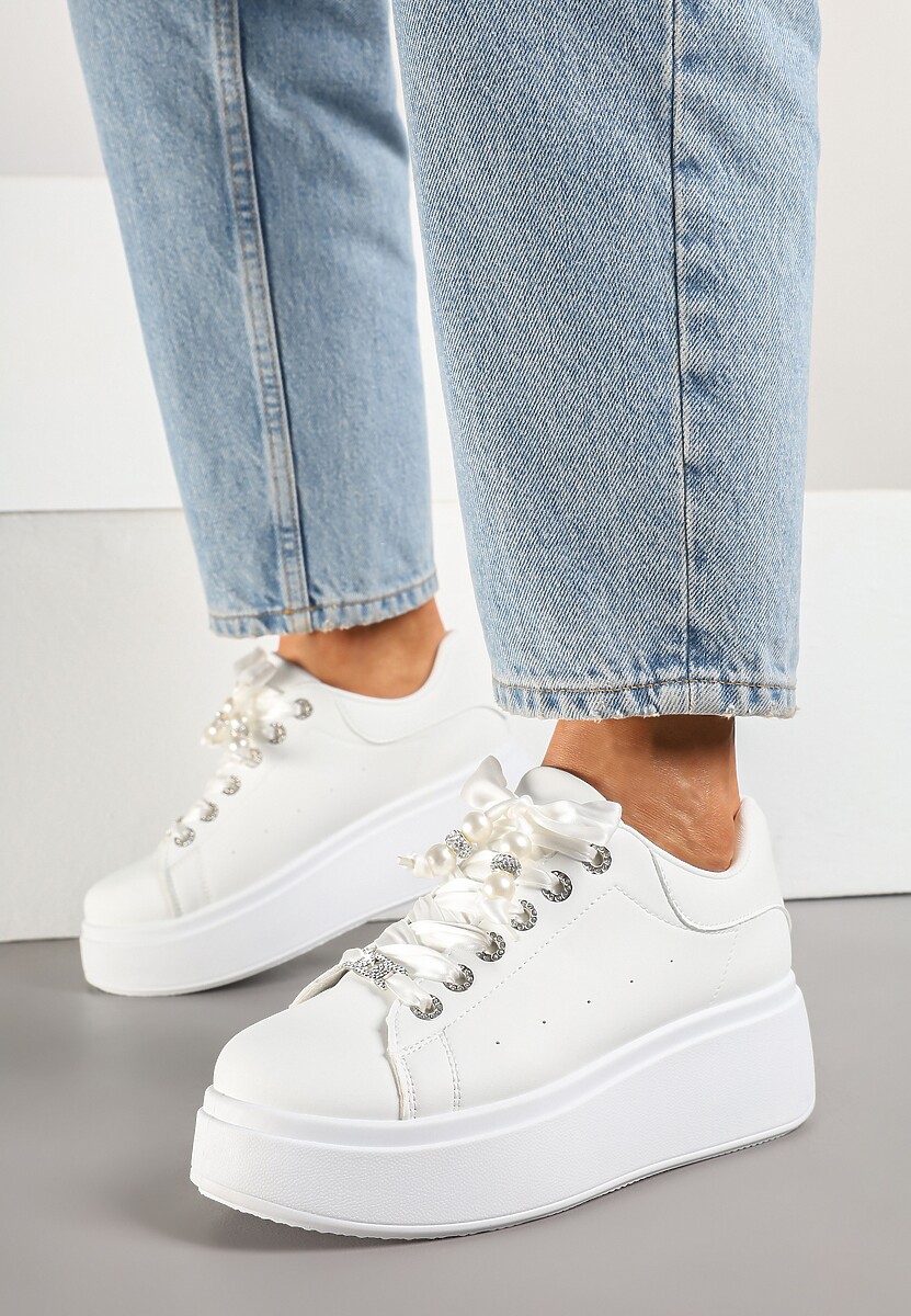 Białe Sneakersy na Platformie Ozdobione Cyrkoniami i Perforacją Nurilita