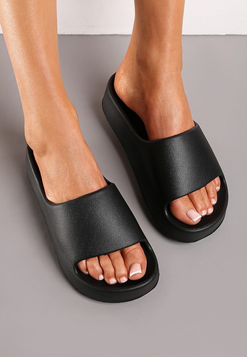 Czarne Piankowe Klapki z Platformą i Szerokim Paskiem Amarantia