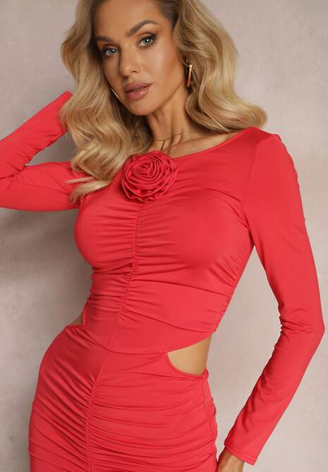 Czerwona Dopasowana Sukienka Mini z Wycięciami Marszczeniem i Kwiatem Vitorda