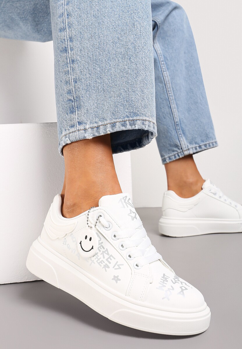 Biało-Srebrne Sneakersy z Napisami Graffiti i Odpinanym Brelokiem z Uśmiechniętą Emotką Fawnitte