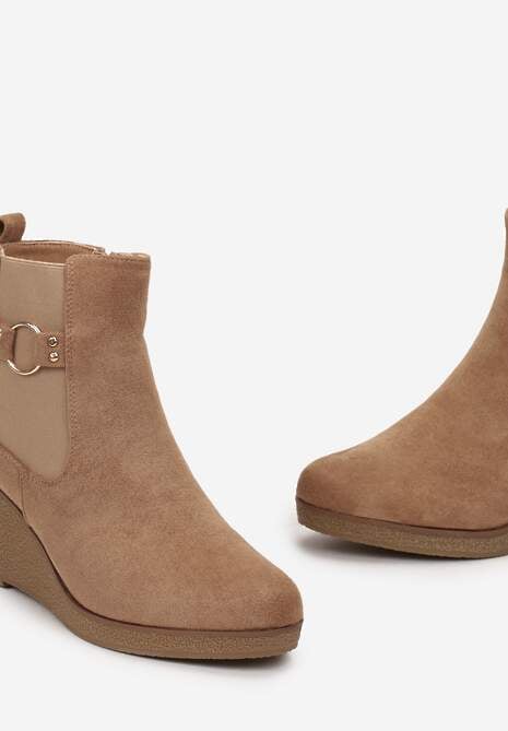 Ciemnobeżowe Botki na Koturnie z Ozdobnym Paskiem Depetrissa