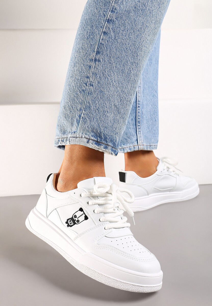 Białe Sznurowane Sneakersy z Ekoskóry z Ozdobną Naszywką i Perforacją Vetria
