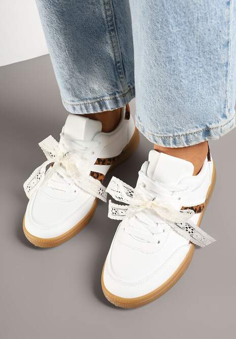 Białe Sneakersy Typu Kultowe Tenisówki z Ozdobną Odpinaną Kokardą Korilinda