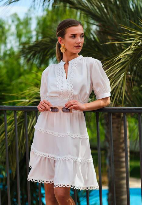 Biała Sukienka Mini z Gumkami w Talii z Krótkim Rękawem i Koronką Jelina