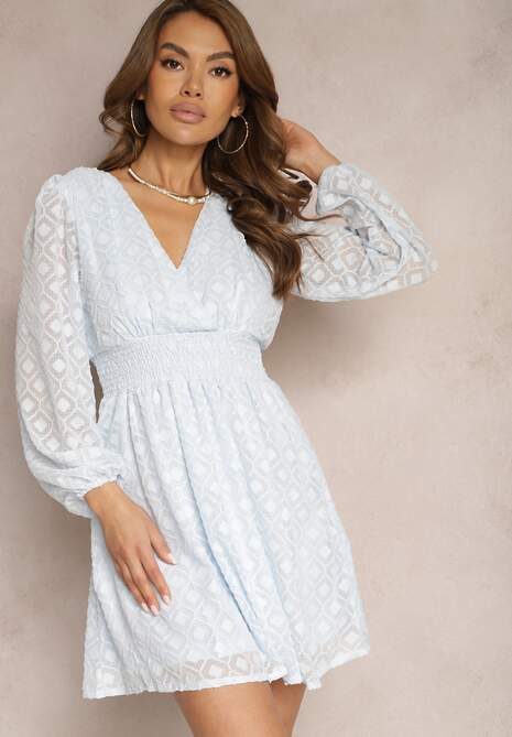 Niebieska Sukienka z Gumką w Talii Kopertowym Dekoltem i Geometrycznym Wzorem na Siateczce Marixita