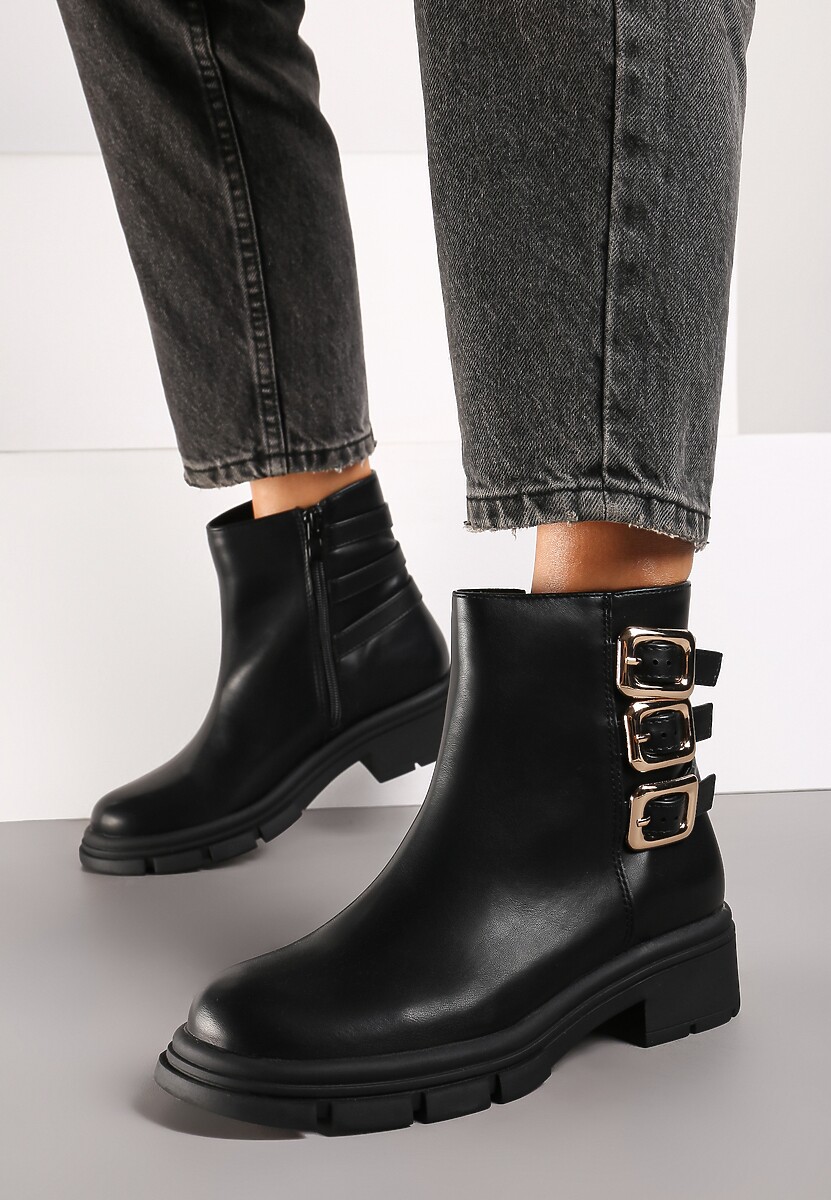 Czarne Botki na Płaskiej Tłoczonej Podeszwie z Klamrami Ivanelis