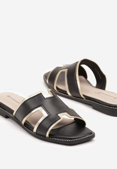 Czarne Klapki Ozdobione Metalicznymi Wstawkami Sanorria