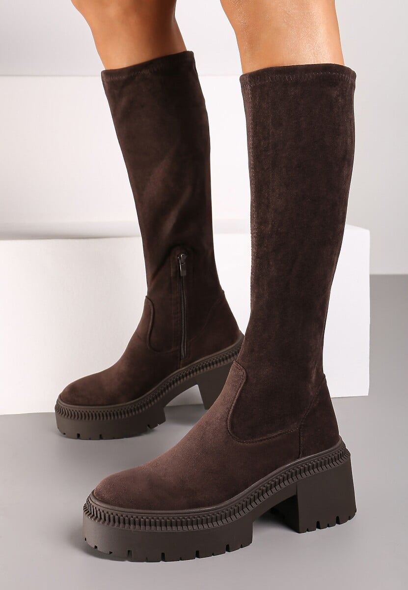 Brązowe Długie Kozaki z Elastyczną Cholewką na Grubej Tłoczonej Podeszwie Hantrine