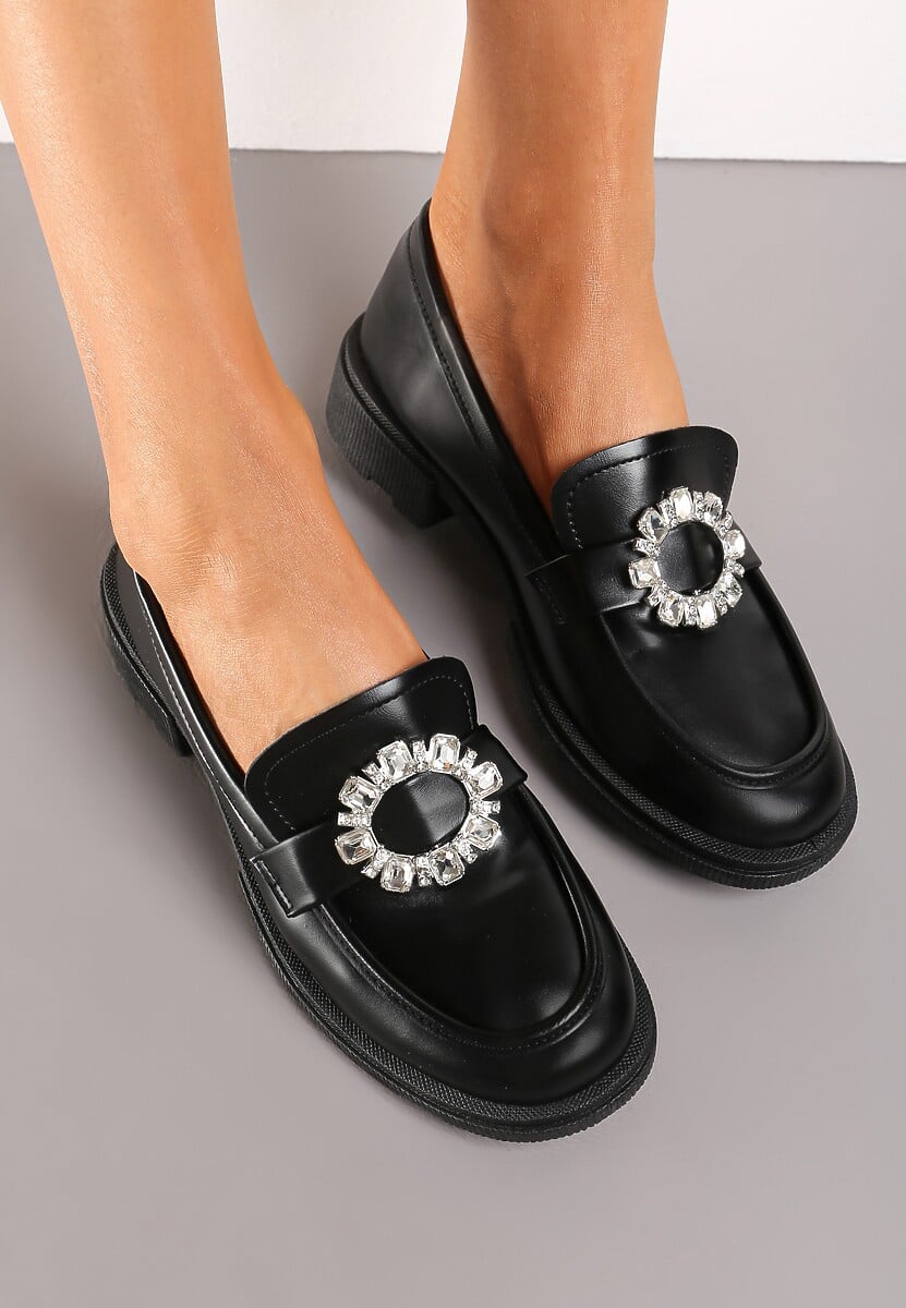 Białe Mokasyny na Płaskiej Podeszwie z Przeszyciami i Klamrą z Cyrkoniami Tarinni