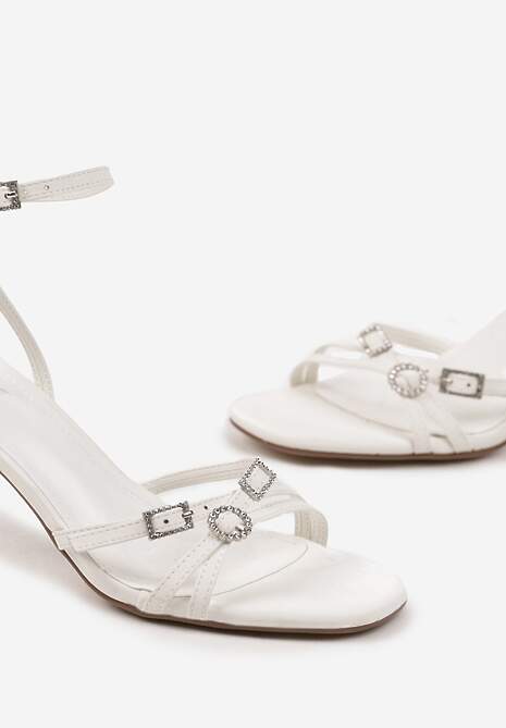 Białe Sandały na Szpilce Ozdobione Cyrkoniowymi Klamrami Finnalia